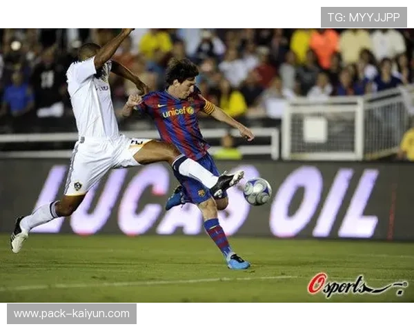 “特写：伯格任意球破门瞬间，霍芬海姆新核的精准脚法”