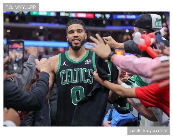 特写：塔图姆底线突破分球，助攻霍勒迪命中压哨三分